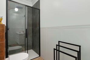 Shower, hair dryer, towels, shampoo - Stylish Apartment | Close to Old Town Attractions (Gdańsk)