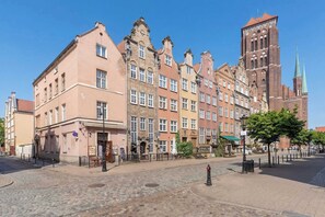 Une rue historique, caractérisée par son architecture traditionnelle, son pavé et l’imposant clocher de son église.