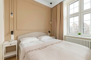 Tabla de planchar con plancha, cuna de viaje, wifi y ropa de cama 