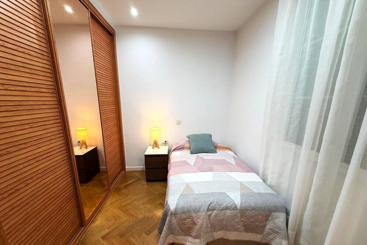 Single Room, Shared Bathroom | Meja, seterika/papan seterika, Wi-fi percuma 