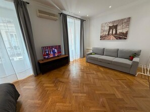 Vierpersoonskamer, gedeelde badkamer | Woonruimte