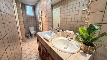 Tweepersoonskamer, privébadkamer | Badkamer