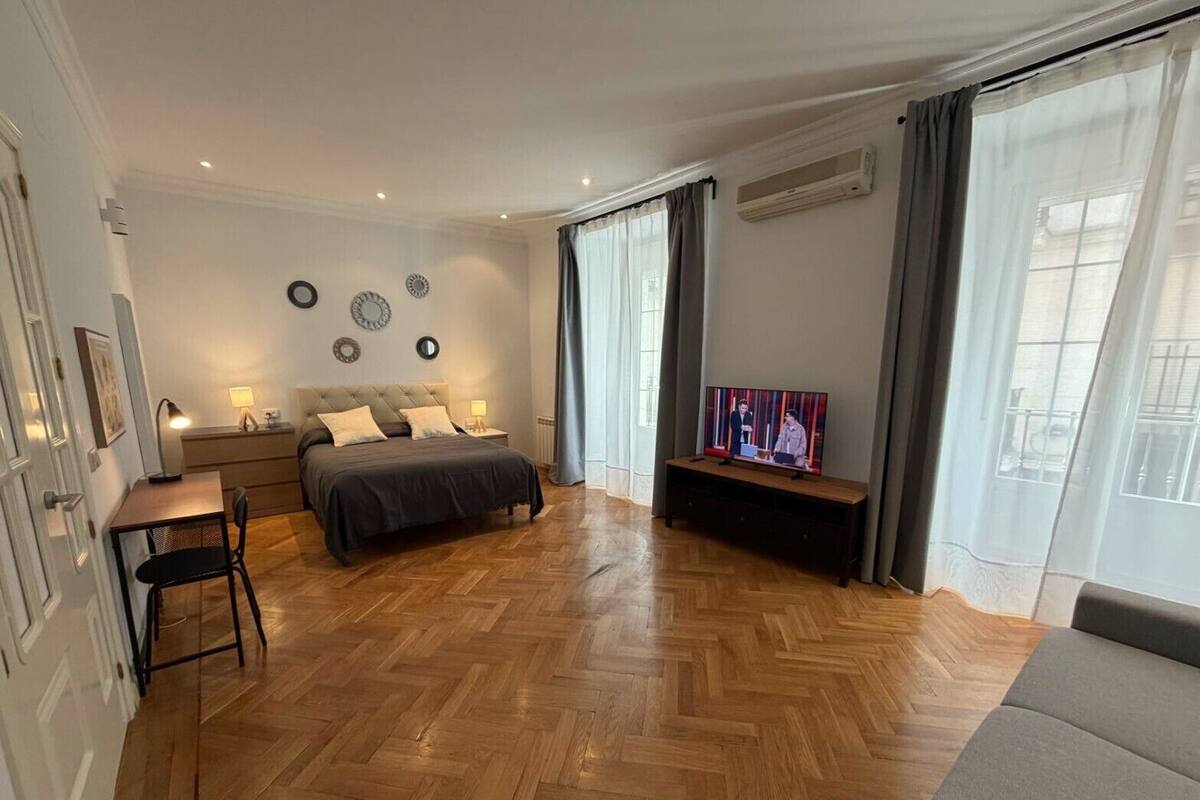 Quadruple Room, Shared Bathroom | Meja, seterika/papan seterika, Wi-fi percuma 