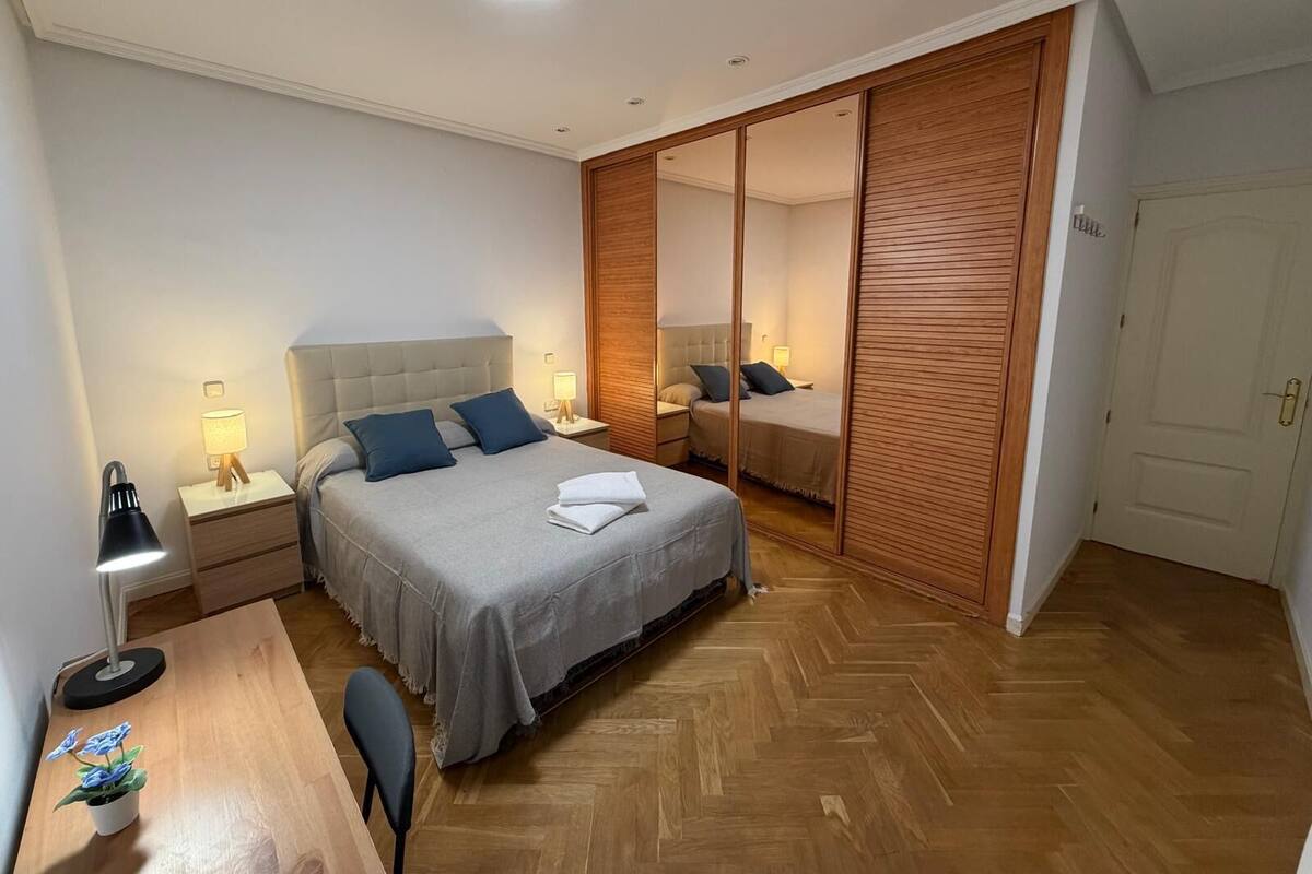 Double Room, Private Bathroom | Meja, seterika/papan seterika, Wi-fi percuma 