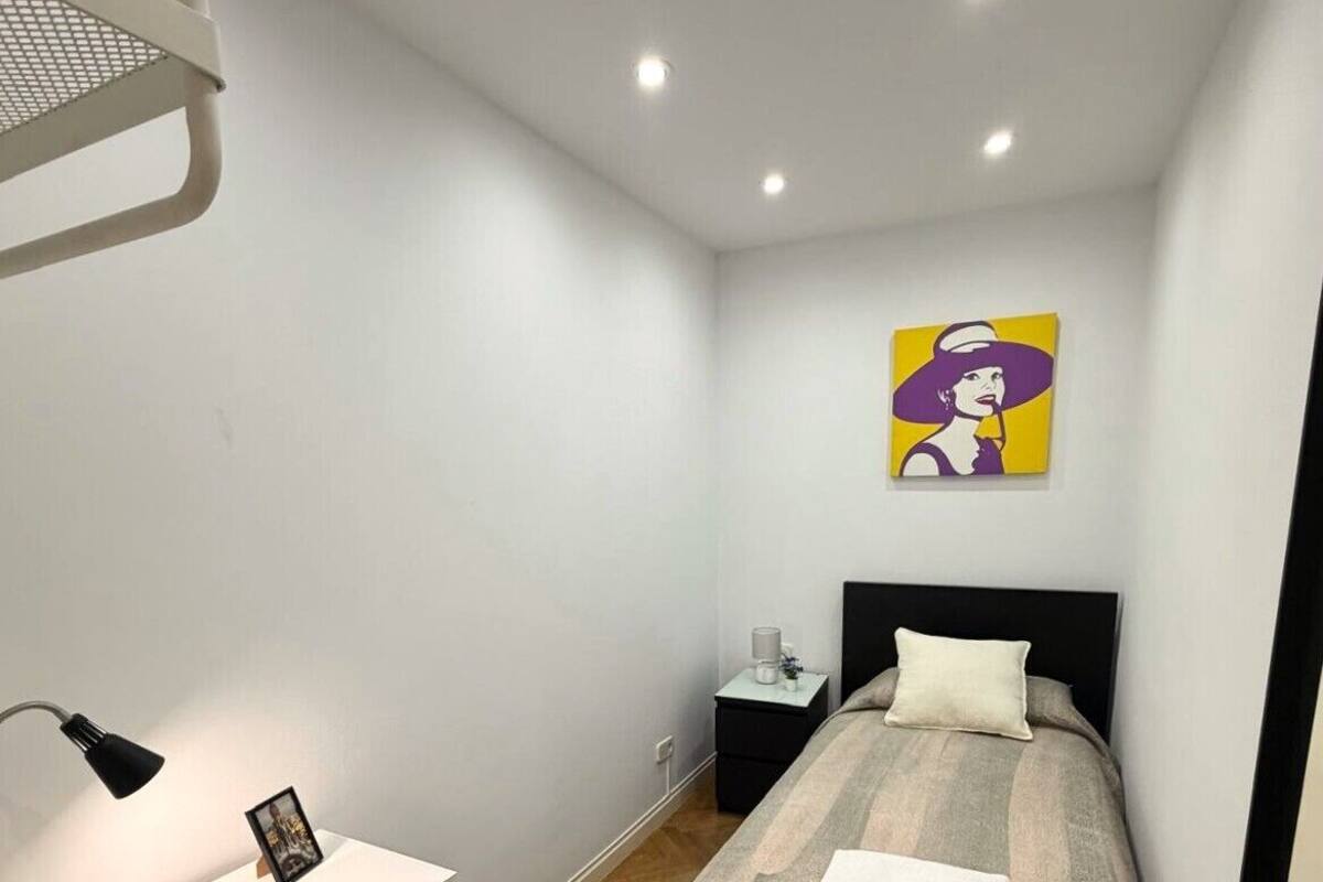Single Room, Shared Bathroom | Meja, seterika/papan seterika, Wi-fi percuma 