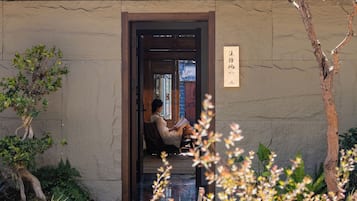 Grand tvåbäddsrum - utsikt mot trädgården