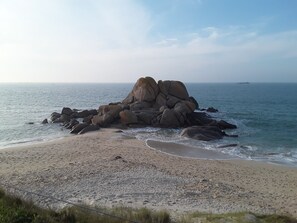 A beach with large rocks, sandy shore, and calm sea. - Location: Vacation Home for 4 People - 2 Bedrooms - in CLEDER - Near the Sea (Cléder)