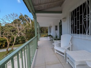 Terrace/patio - Close to shops and Restaurants, Family friendly, 5 minutes to beach (Holetown)