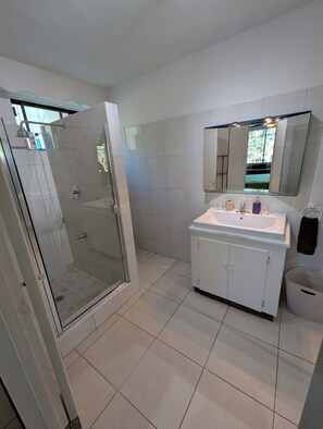 Shower, hair dryer, towels, soap - Close to shops and Restaurants, Family friendly, 5 minutes to beach (Holetown)