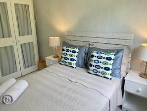 Iron/ironing board, WiFi, bed sheets - Close to shops and Restaurants, Family friendly, 5 minutes to beach (Holetown)