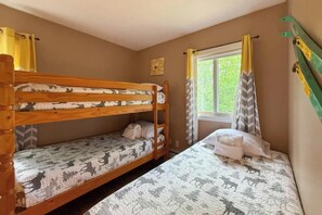 Room - Tranquil Timber delightful 3 bedroom cabin nestled in Bartlett NH (Bartlett)
