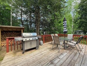Outdoor dining - Tranquil Timber delightful 3 bedroom cabin nestled in Bartlett NH (Bartlett)