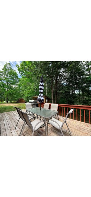Outdoor dining - Tranquil Timber delightful 3 bedroom cabin nestled in Bartlett NH (Bartlett)