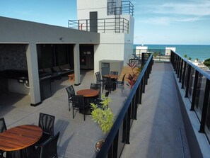 Apartemen Basic | Tempat makan outdoor