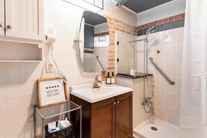Shower, hair dryer, towels, soap - Located in the heart of Poconos/Hottub/fireplace (Pocono Pines)