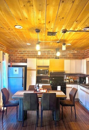 Dining - Located in the heart of Poconos/Hottub/fireplace (Pocono Pines)