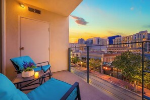 Terrace/patio - Amazing Location, Close 2 Seaport Village W/ Gym & Parking! (San Diego)