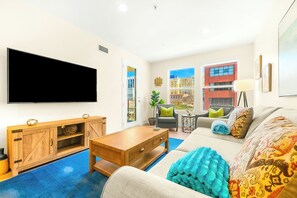 Smart TV - Amazing Location, Close 2 Seaport Village W/ Gym & Parking! (San Diego)