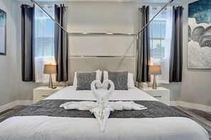 6 bedrooms, desk, iron/ironing board, travel cot - Luxury 6BR Near Beach w/ Pool & Game Room (Hollywood)