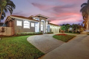 Exterior - Luxury 6BR Near Beach w/ Pool & Game Room (Hollywood)