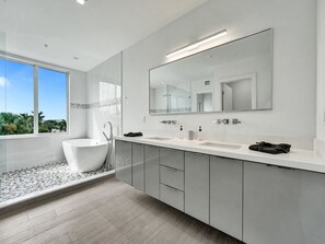 Hair dryer - New 2023 Luxe Modern Home with Pool (Fort Lauderdale)