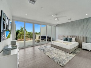 Desk, iron/ironing board, travel cot, WiFi - New 2023 Luxe Modern Home with Pool (Fort Lauderdale)