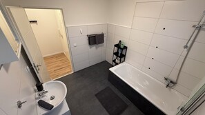 Haartrockner, Handtücher, Seife, Shampoo