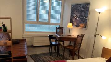 2 bedrooms, in-room safe, desk, iron/ironing board