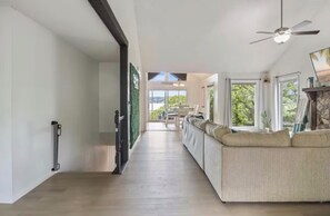 Living area - Amazing 3-bedroom house with AC in charming Margaritaville (Osage Beach)