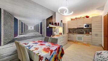Frigorifero, microonde, forno, piano cottura