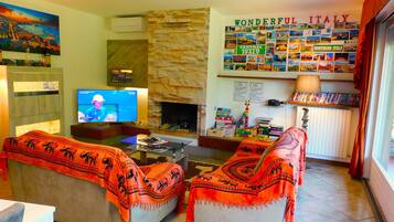 TV, caminetto, lettore DVD, tavolo da ping pong