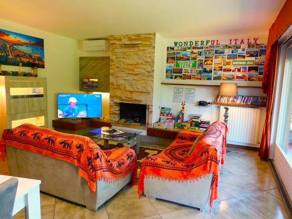 Tv, pejs, dvd-afspiller, bordtennisbord