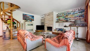 TV, caminetto, lettore DVD, tavolo da ping pong