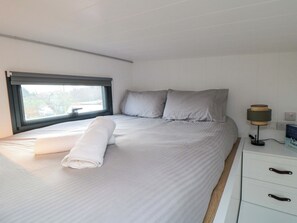2 Schlafzimmer, individuell dekoriert, individuell eingerichtet