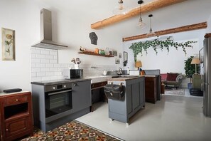 Fridge, microwave, oven, stovetop - La Maison Francaise Quillan (Quillan)