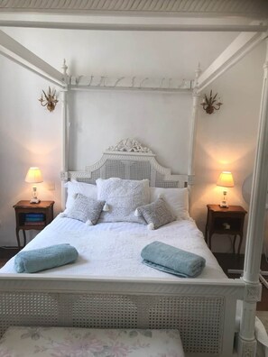 4 bedrooms, iron/ironing board, WiFi - Riverside 4 bed house full of character and charm (Quillan)