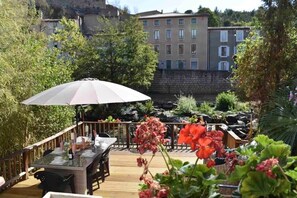 Outdoor dining - Riverside 4 bed house full of character and charm (Quillan)