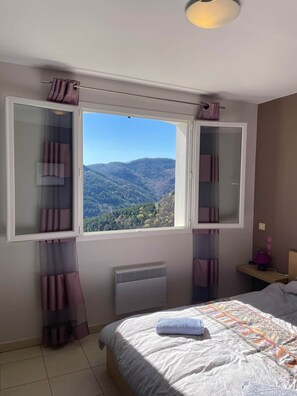 2 bedrooms, iron/ironing board, WiFi, bed sheets - Home with Stunning Views in Salvezines (Salvezines)