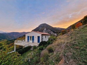 Exterior - Home with Stunning Views in Salvezines (Salvezines)