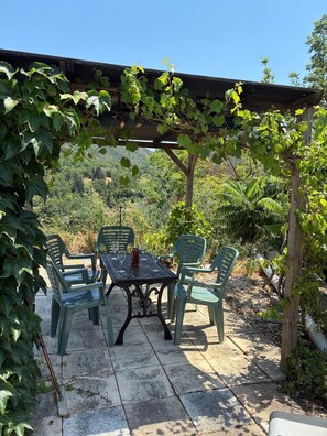 Outdoor dining - Vacation home with pool (Quillan)