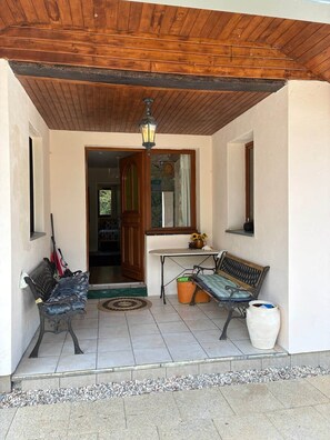 Terrace/patio - Vacation home with pool (Quillan)