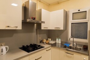 Großer Kühlschrank, Mikrowelle, Ofen, Herdplatte