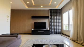 Deluxe Apartment, Private Bathroom, Garden View | Living area