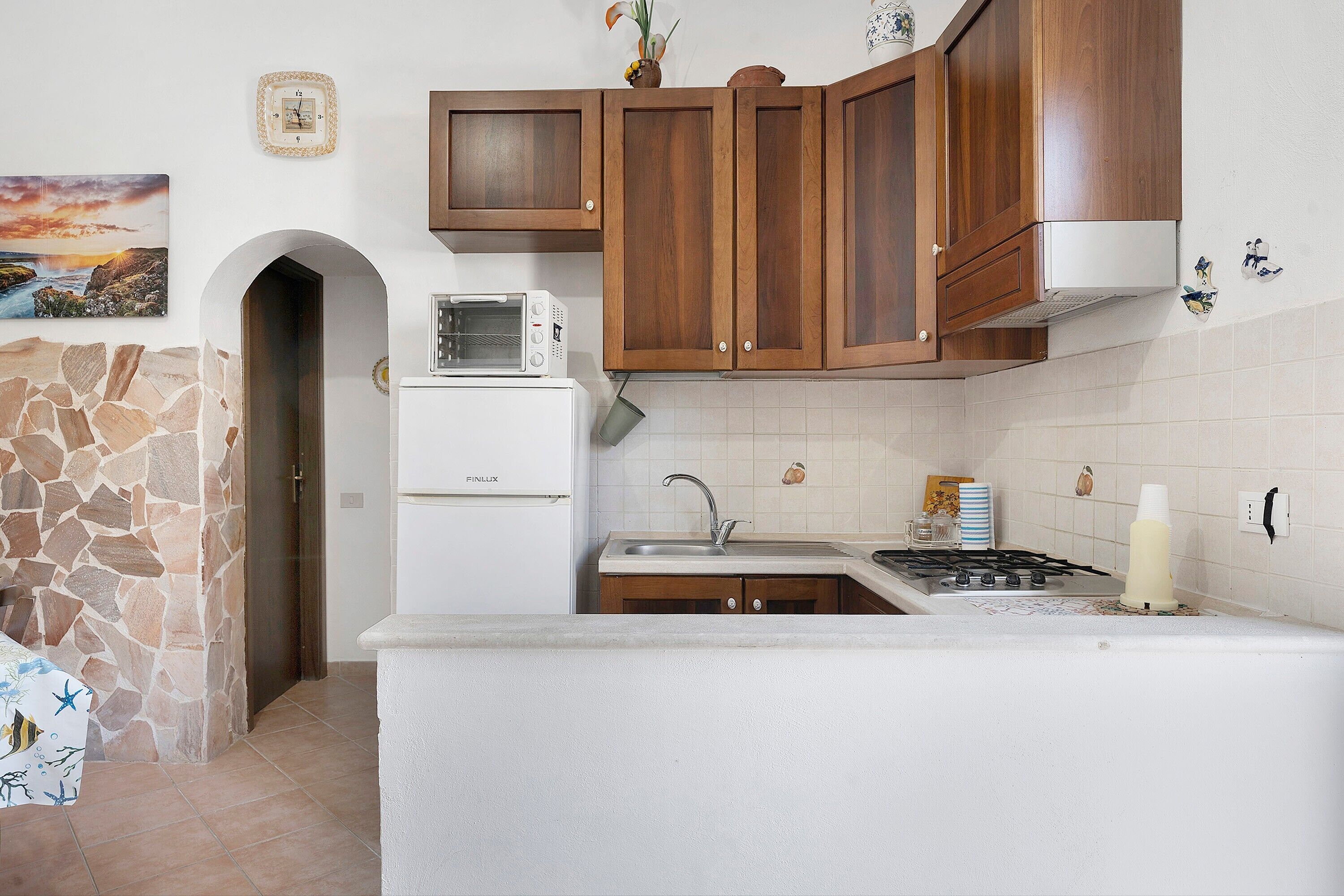 Frigorífico, horno, placa de cocina y trona infantil