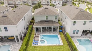 Un quartier résidentiel doté d’une piscine centrale, entourée de maisons.