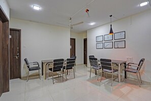 House | Living room - Super Hillview Pune Formerly Siri Lodge (Pune)