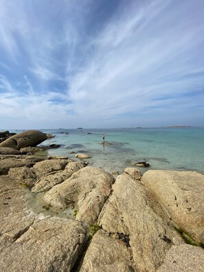 A rocky shoreline with clear water and distant land. - Neiz Vran House Facing the Sea (Kerlouan)