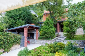 Property grounds - Mediterranean vacation home with swimming pool in a quiet location (Krizisce)