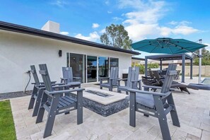Outdoor dining - Entertaining Estate: Pickleball, B-ball & Golf! (Phoenix)