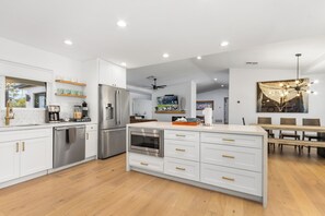 Fridge, microwave, oven, stovetop - Entertaining Estate: Pickleball, B-ball, Golf (Phoenix)